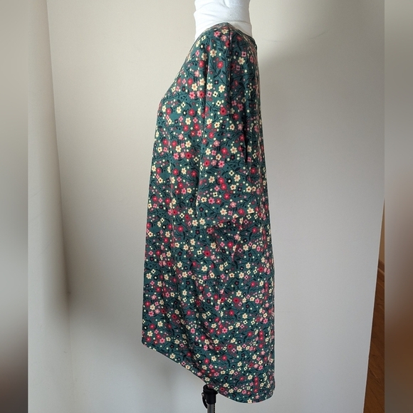 🌼 LulaRoe Oversized Floral Top – Effortlessly Cool! 🌼 - Picture 3 of 6
